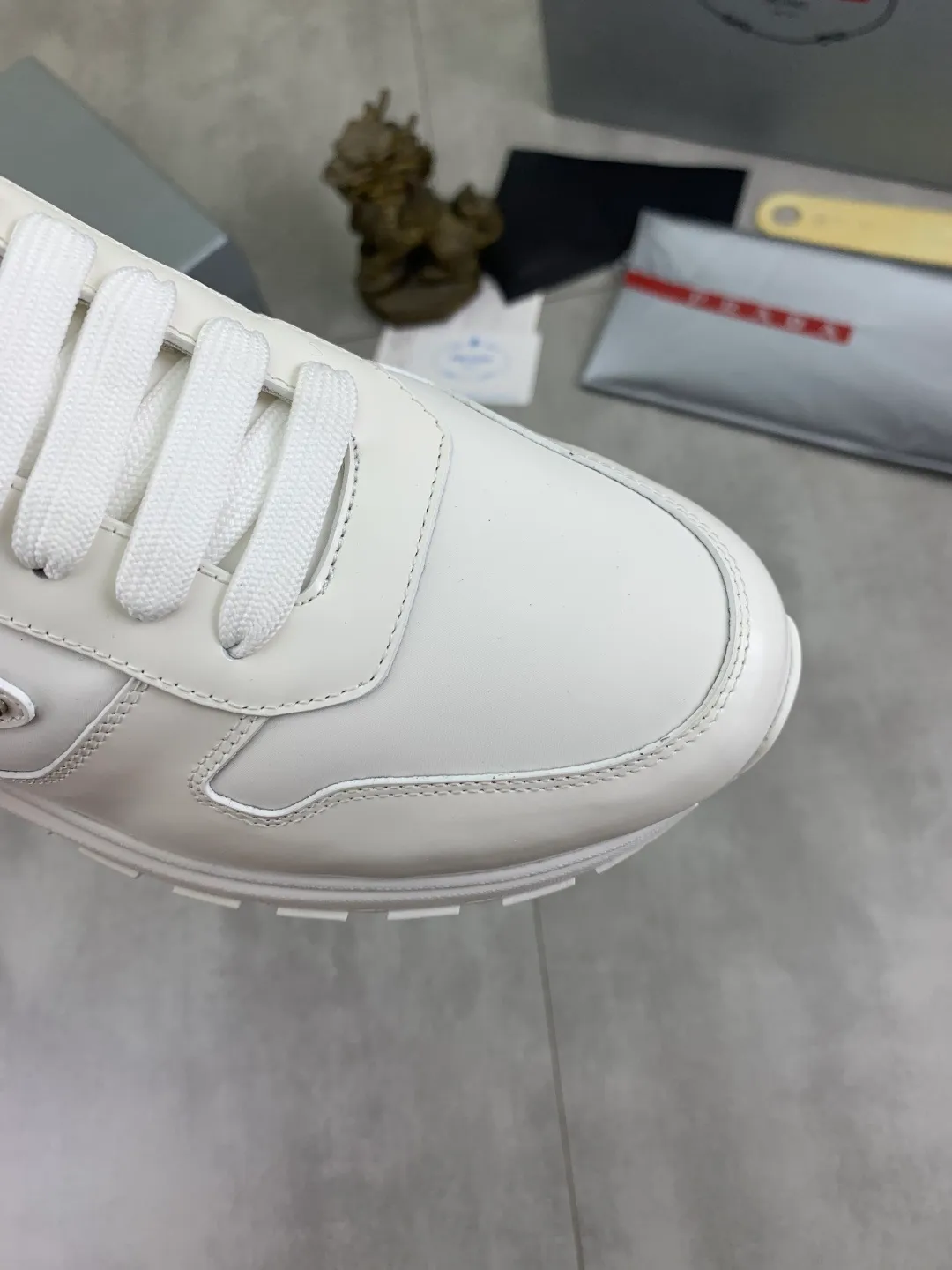 Men's shoes 💰P540 new (higher version) new PRADA (Prada) classic models are on the market at the same time, new men's shoes, 😘fabrics are selected from original imported calfskin. First layer of imported cowhide lining. The original version is awesome! 👍🏿Original open-molded non-slip PU outsole, with exquisite lines, simple and elegant, super comfortable and classy on foot, suitable for leisure travel. Code number: 38-45 (46 customized) 2️⃣ colors available